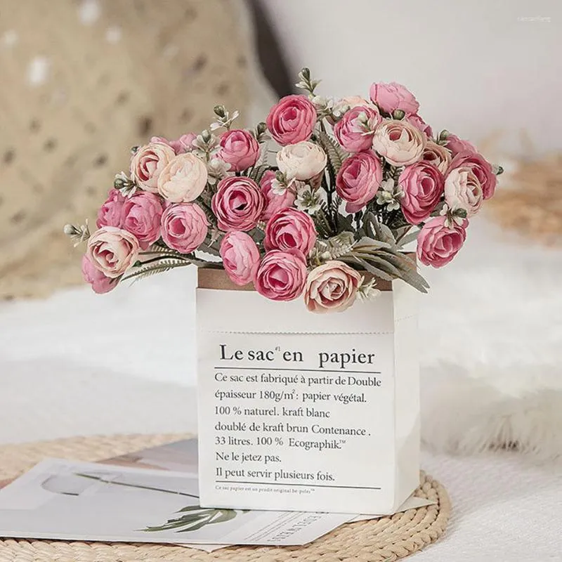 装飾的な花人工小さなティーバッドローズ18ヘッドピンクのシルクラナンキュラスアジアチャス結婚式のブライダルブーケホームデコレーションフラワー