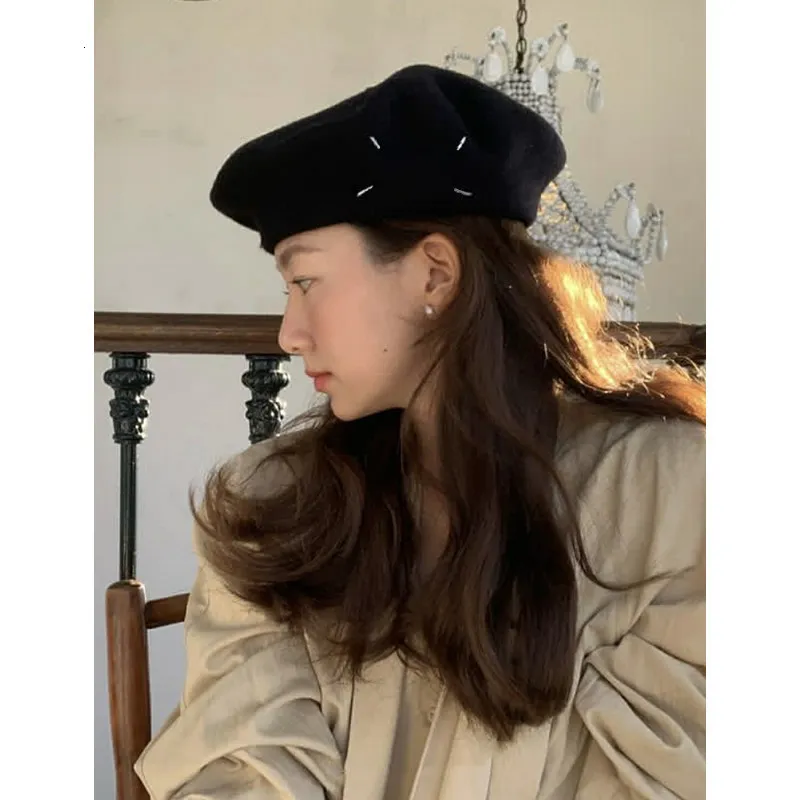 Шапочка/Череп кепки Margiela Beret Женская зима на открытом воздухе MM6 Четырех угловых шерстяных шерстяных шапок художника декоративные теплые 230814