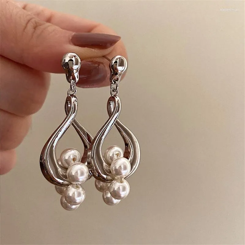 Stud Ohrringe Metal Pearl Anhänger Europäischer und amerikanischer Stil Persönlichkeit Mode MS Girl Travel Hochzeit Accessoires