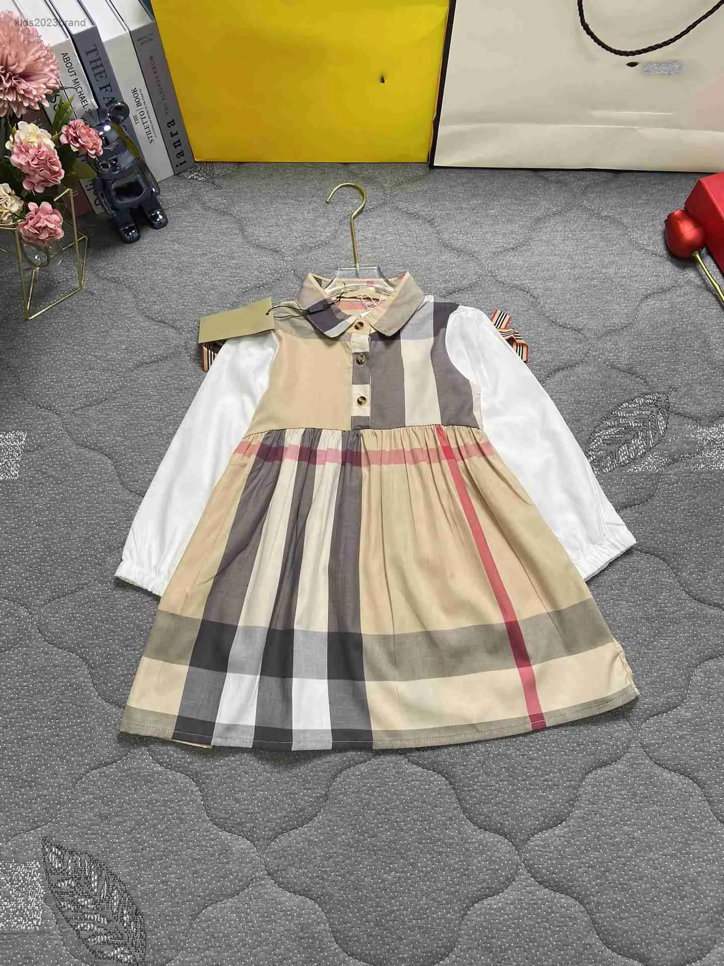 Designer baby kläder flicka klänning mode barn långärmad ryggstorlek 90-140 cm bröstbrev logotyp dekoration barn kjol aug01