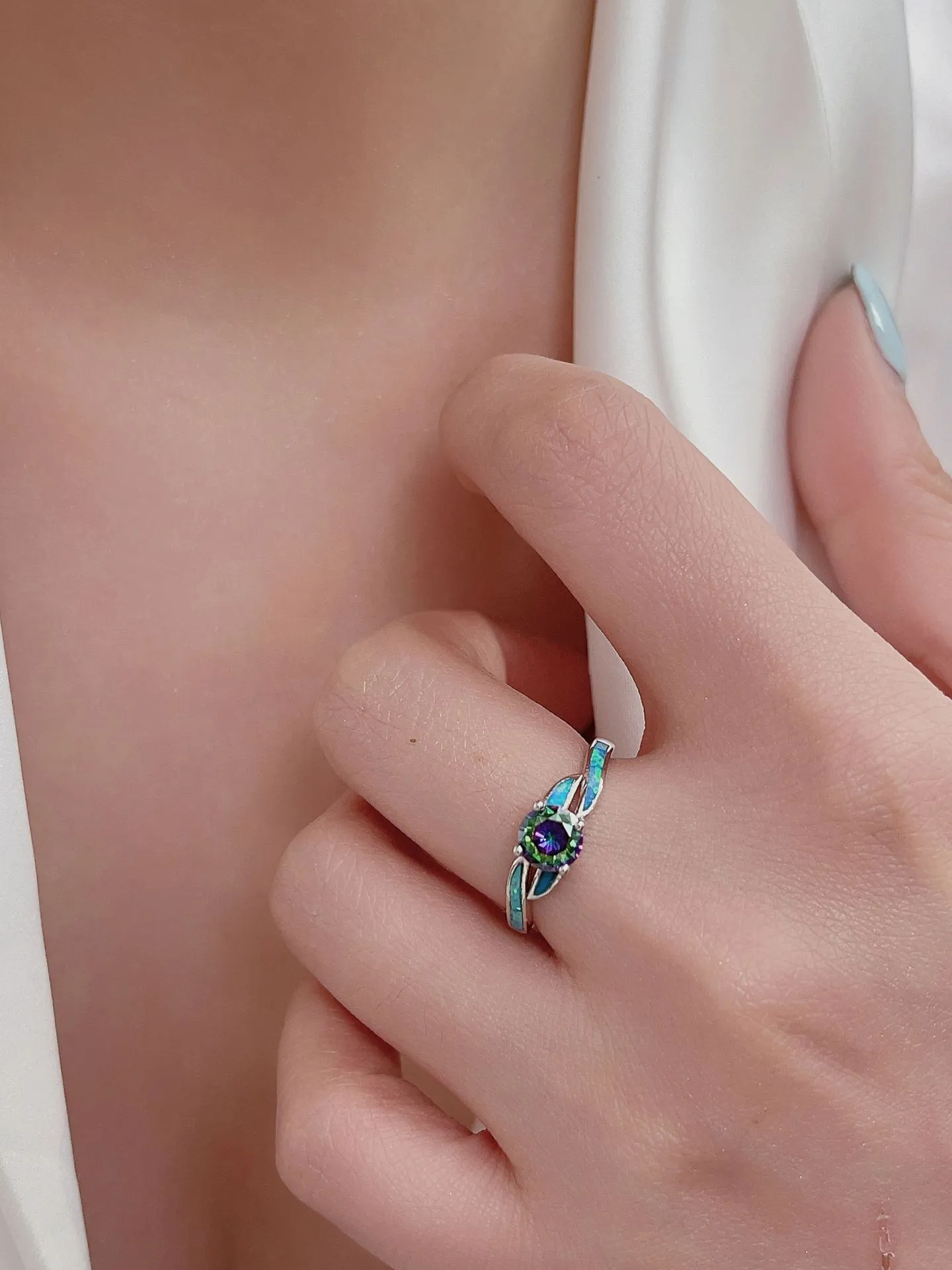 2023 Fashion Nuovo anello di gemme semplice e personalizzato, Design piccolo, Anello di tesoro colorato, Incorporamento di micro diamanti in pietra naturale