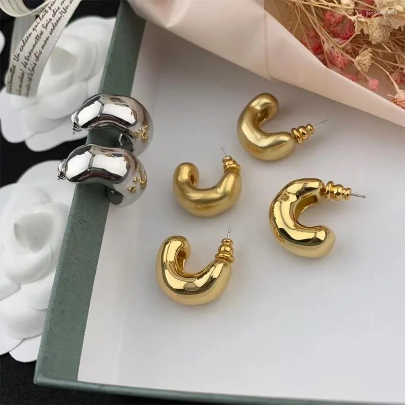 Studörhängen temperament avancerad personlig mässing guldpläterad halvmåne formad för kvinnors tjej gåva exklusiva smycken grossist