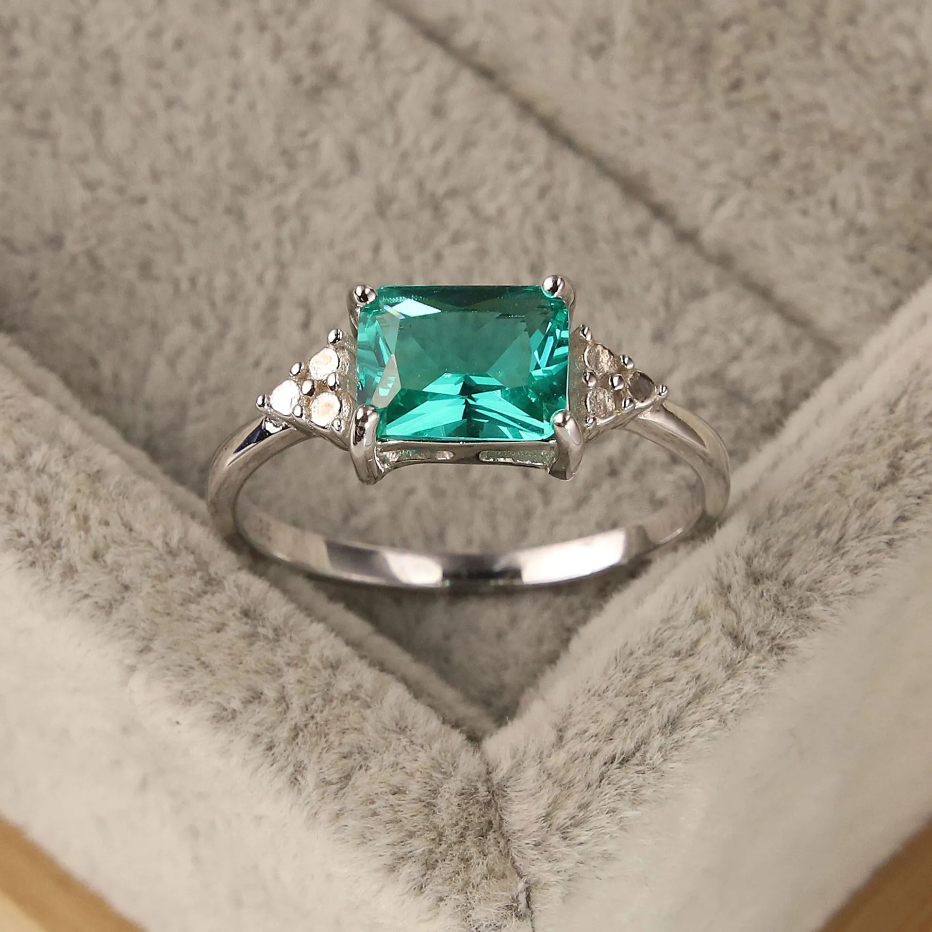 2023 Fashion New S925 Silver Geometric Emerald Women's Ring, Simple Design Ring in Europa e America, vendita a caldo
