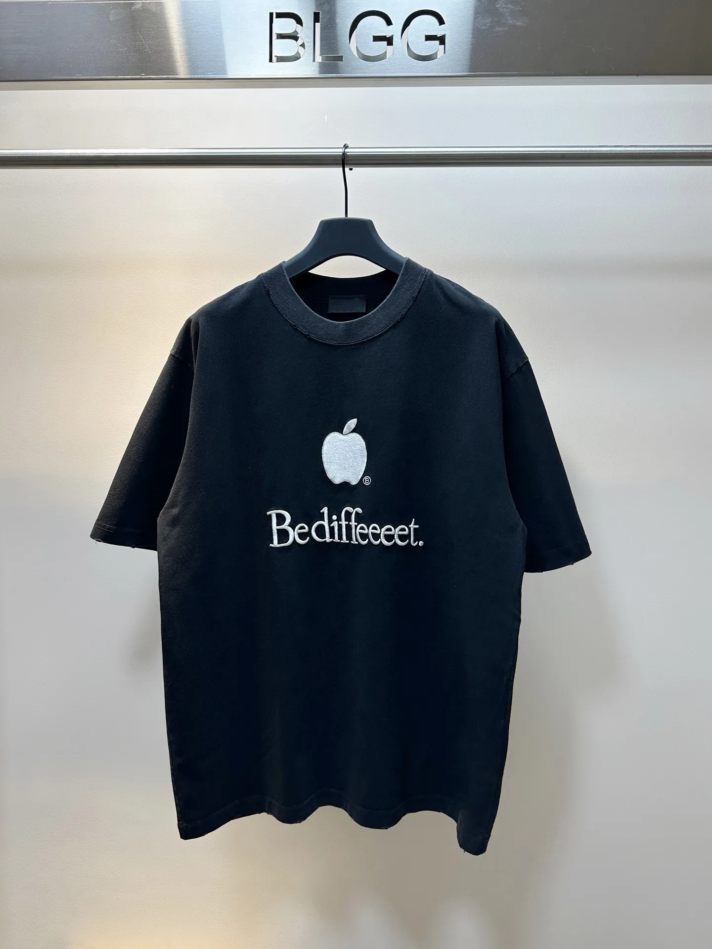 Luxury Brand Bale High Quality nc T-shirts ia 23ss LOGO Apple Embroideried Tee Couple Paris Loose Speckled Letters Printed Washed Worn Out