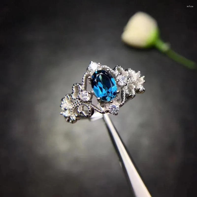 Pierścienie klastra retro Grace Hollow Natural Blue Topaz Gem Pierścień S925 Srebrny kamień Kamień Dziewczyna Party Prezent Prezent Fine Jewelry