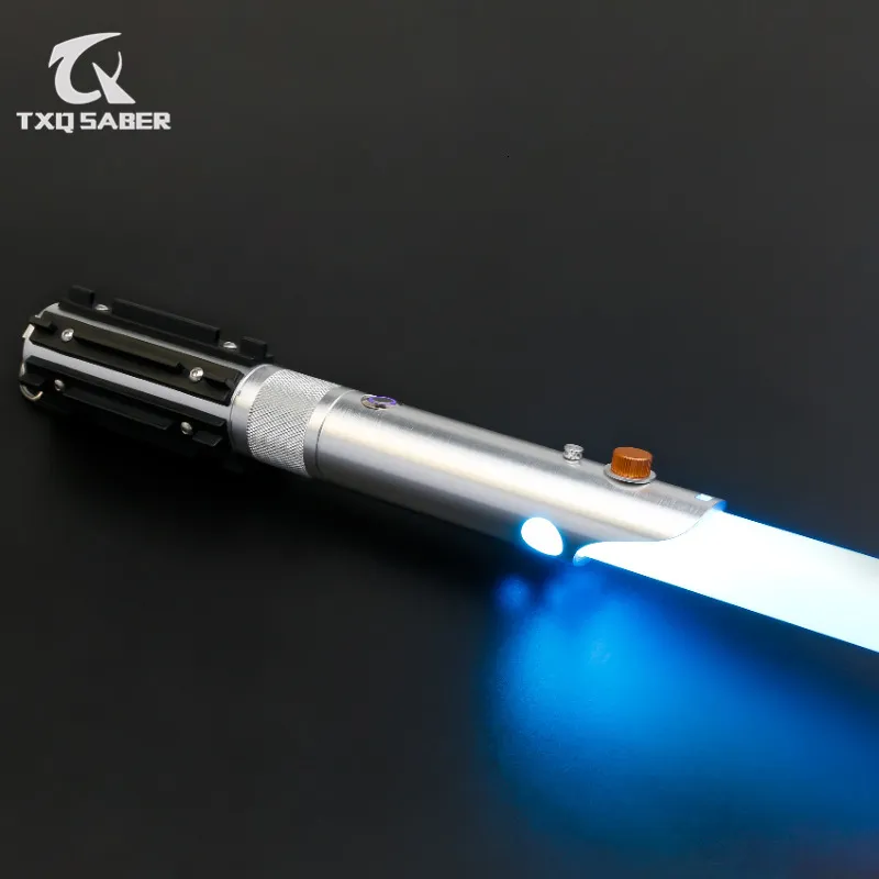 LED -lichtstokken TXQSABER Zware lichtzwaard Gladde swing Laser Sword 12 kleuren Veranderen metalen handgreep met 16 geluiden Cosplay Dueliing Kids Toys 230814