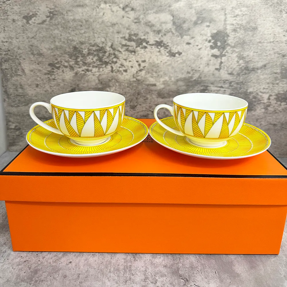 Tazze di tazza di tè lussuosa set di 2 caffettiere in ceramica in porcellana d'arte vintage e piatti di tazze da tè royal per piatti regali 230815 230815