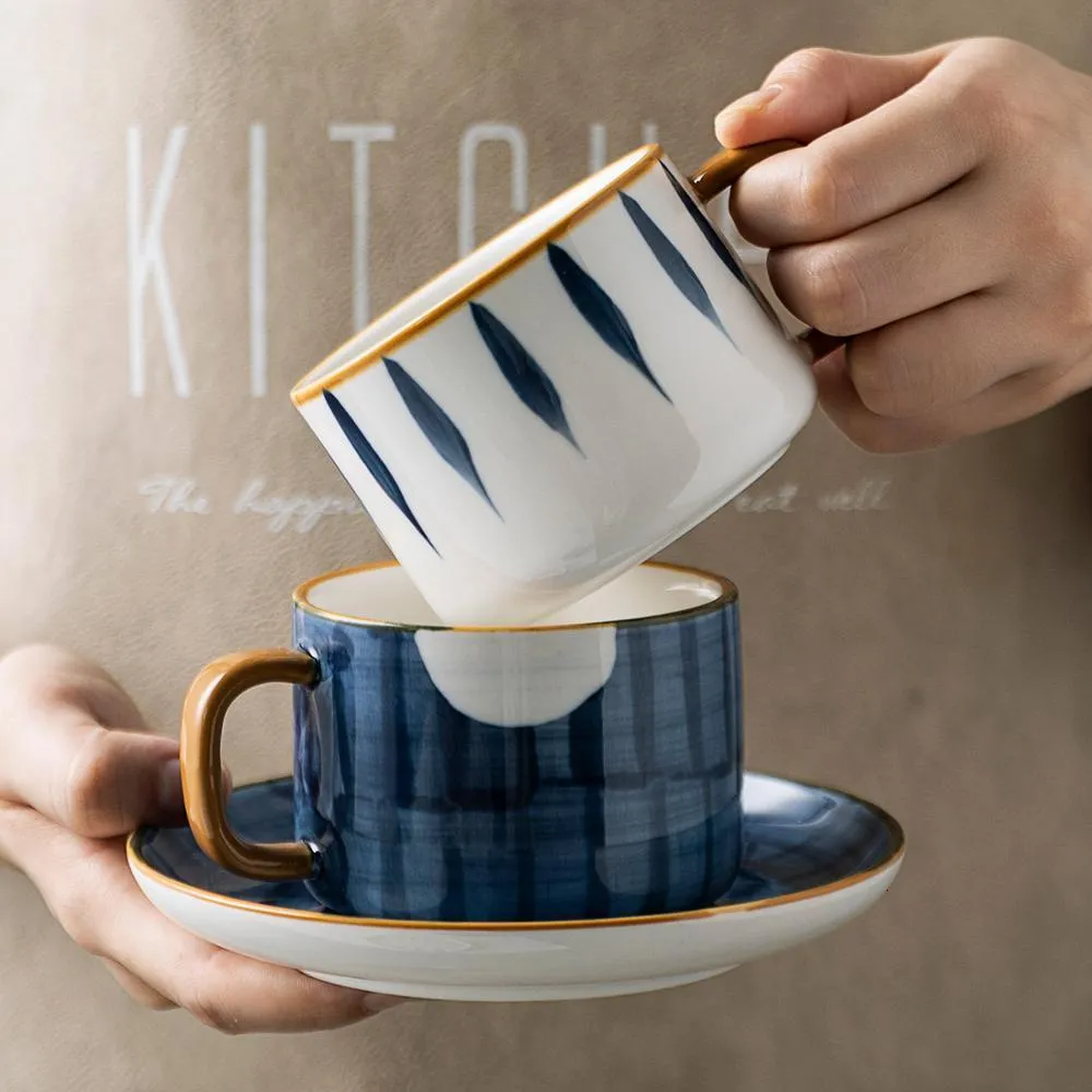 Kupalar 300ml Japon seramik kahve fincanı tabak ile el boyalı süt kupa çay fincanı tatlı tepsisi ev mikrodalgası handgrip bardaklar 230815