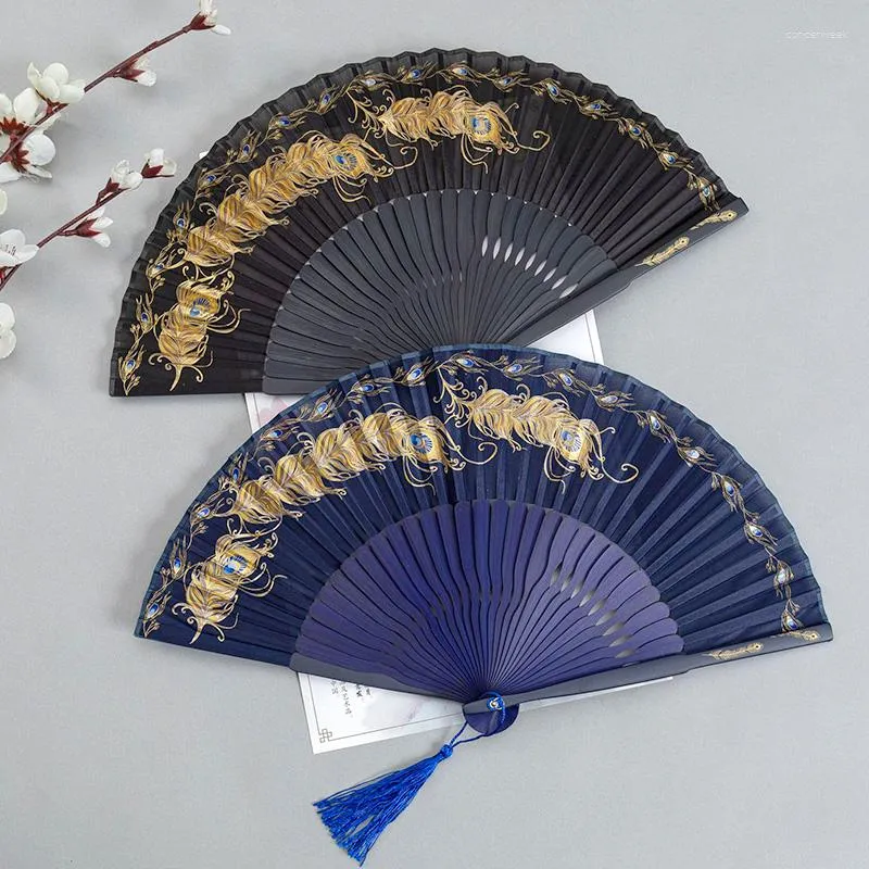 Dekorative Figuren 1PC Chinesische Retro -Stil Peacock Feder Bronzing Seidenklapper Fan mit Quasten tragbare Männer Frauen tanzen Handhandwerk tanzen Home Handwerk