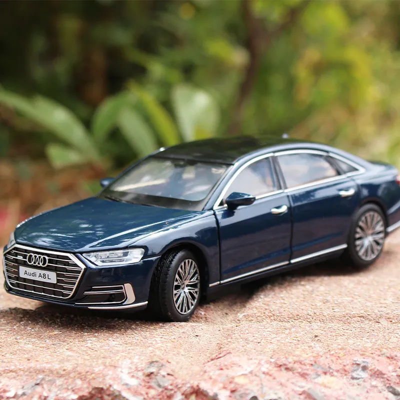 Carro elétrico/RC 1 32 Audi A8L Alloy Diecast Veículos de brinquedo Modelo de metal Modelo de choque de amortecedor Coleção de luz Toys de carro F456 230814