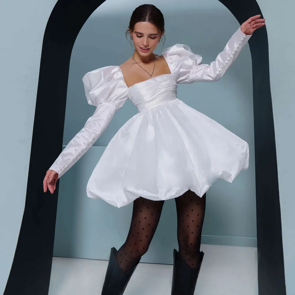 Moderno bianco quadrato bianco abiti da sposa corta abiti da sposa a manica lunga una linea mini mariage per una gonna gonfia da sposa