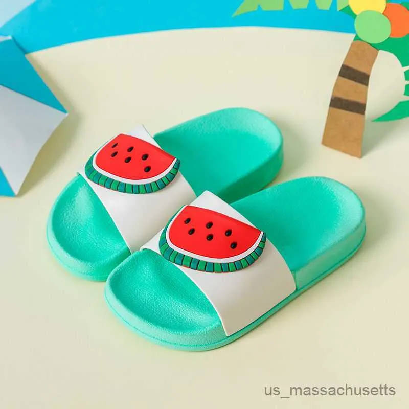 Slipper Fashion Strawberry Crianças chinelas estilo frutas Luz sem deslizamento sapatos internos de casa conforto anti-ruido Kid Shoes Sapatos de banheiro R230815