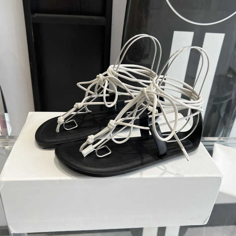 Sandalias de diseñador Dama francesa Toe Clip Clip de gatito Cuadrado Luxury informal cómodos zapatillas de fiesta al aire libre Oxg7