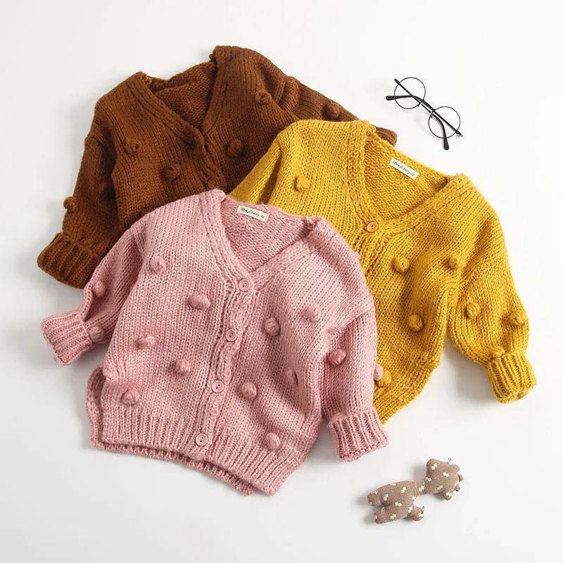 Pullover jesienne zimowe niemowlę dzieci swetra swetra w swetra ciepłe dzianiny z długim rękawem pojedynczy piersi V Nakia Solid Sweters Stroje 230814