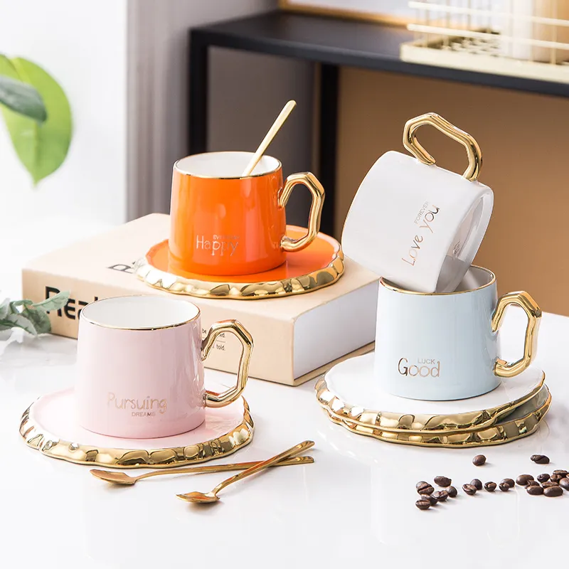 Muggar Luxury kaffekopp och fat med Glod Handle Spoon Set Ceramic Mug Afternoon Tea Gift 180 ml 230815