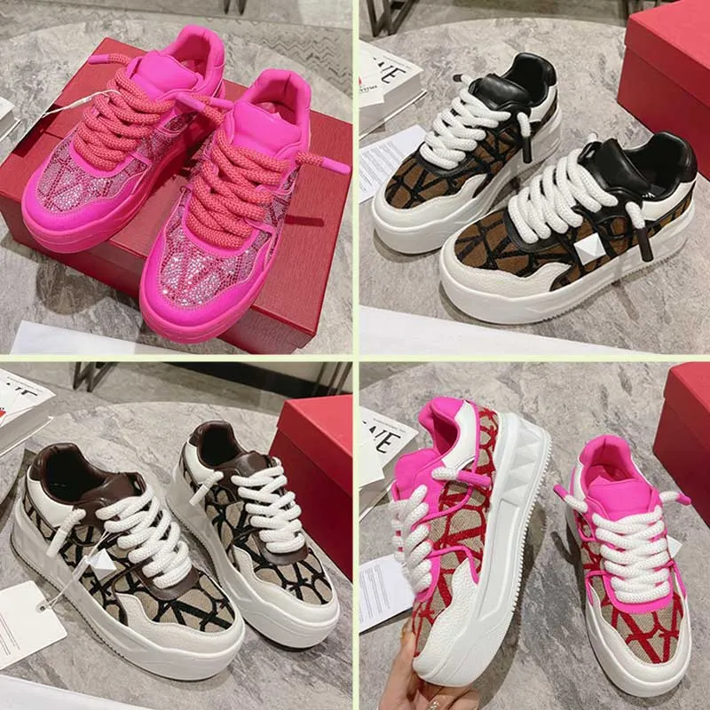 2023 Spring One Stud XL Low Top Sneaker Catwalk Womens Designer 캐주얼 신발 평면 고무 밑창이 낮은 구호 Maxi 스터드 디테일 남성 가죽 운동화 35-45