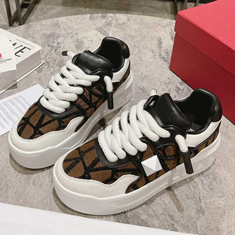 Повседневная обувь One Stud Low Top Sneaker 2023 Женские дизайнерские туфли по подиочности.