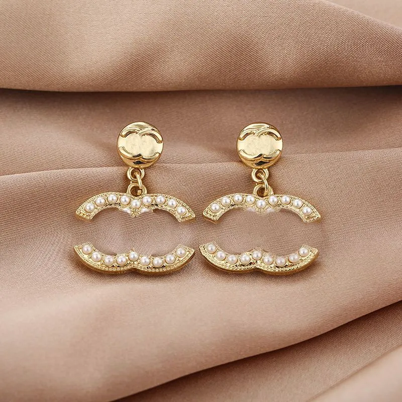 18K Gold Crystal Rinestone Pearl Diseñadores Pendientes Diseñador Carta de la oreja Mujer para la oreja para fiestas de boda Jewerlry Accesorios