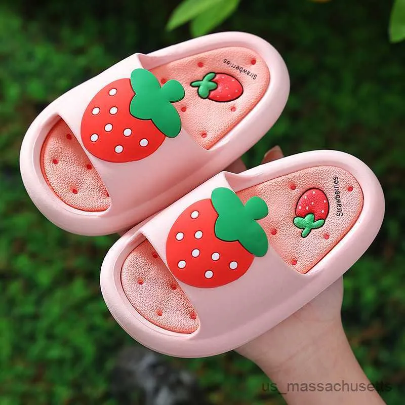 النعال النعال الجديد Strawberry Kids Slippers for Boys Summer Beach Slippers Indoor Slippers Cute Girls Home Home Shoes Non Slip Cute Kids Slippers R230816