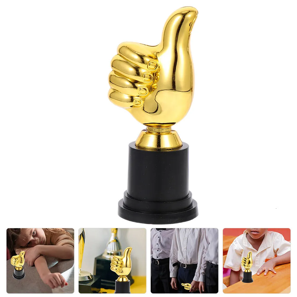 Oggetti decorativi Figurine per bambini Awesome Trophy Basketball Decor Award Trofei da calcio Trofei per bambini Modello giocattolo di plastica Squisito 230815