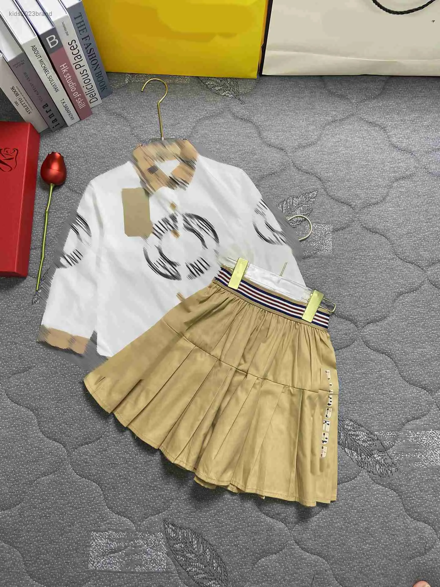 Designer Baby Anzüge Autumn Set Girl Tracksuits Größe 100-150 cm 2pcs runde Logo gedrucktes Langarmhemd und Khaki-Rock Juli26