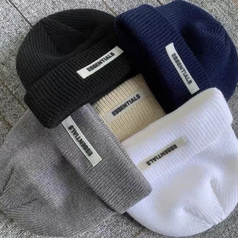 Beanieskull Caps Autumn and Winter Korean liten etikett Sticked Hat Cold Men Women Casual AllMatch Pile Letter Wool 230816