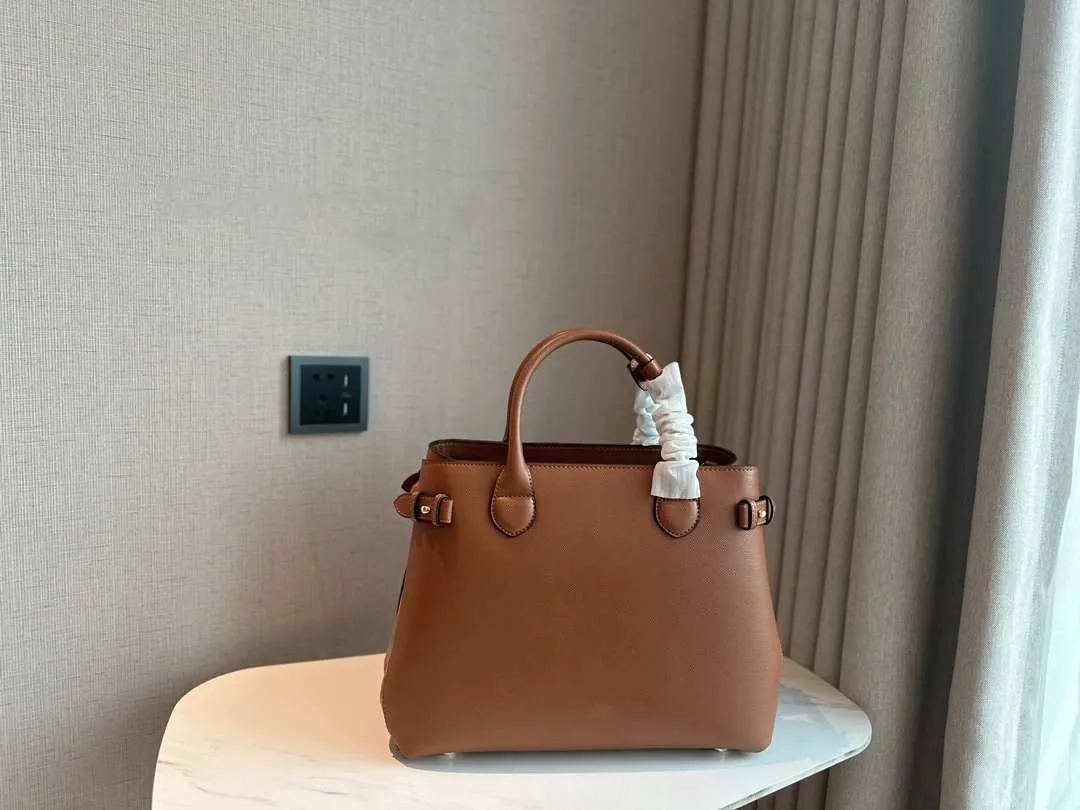 2023 Nuova valigetta da donna borsetta di borsette di lusso marrone nero marrone per pendolare sacchetti di spalla di grande capacità