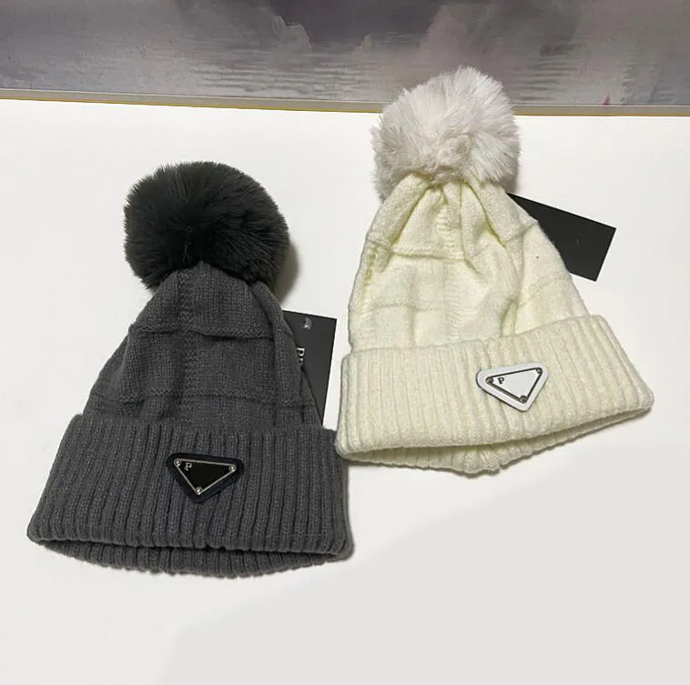 Ontwerper Brand Letter Triangle Mark Beanie Beroemde stijlen Design herfst Winter Outdoor Keep warme hoed kasjmier gebreide hoeden met pompom mode -accessoire