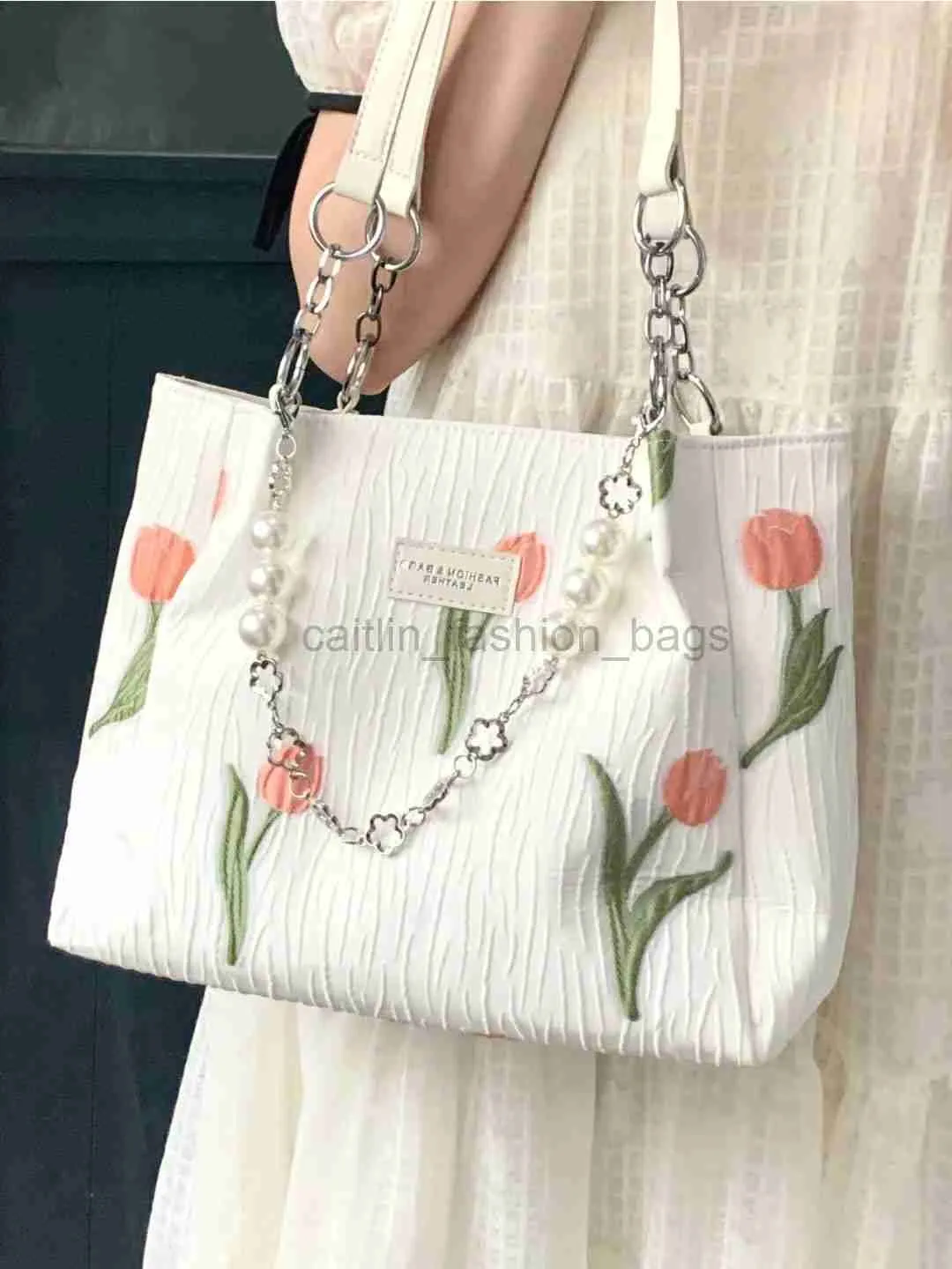 Totes da bolsa feminina francesa Trendência 2023 Designer Flower Tulip Spring Summer Pearl A principal Caitlin_fashion_bags