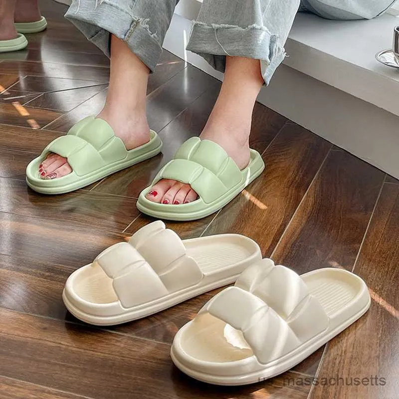 Slipper sommarskor kvinnor moln tofflor inomhus stum badrum anti-halk strand flip flops män damer fritid sandaler 2023 r230816