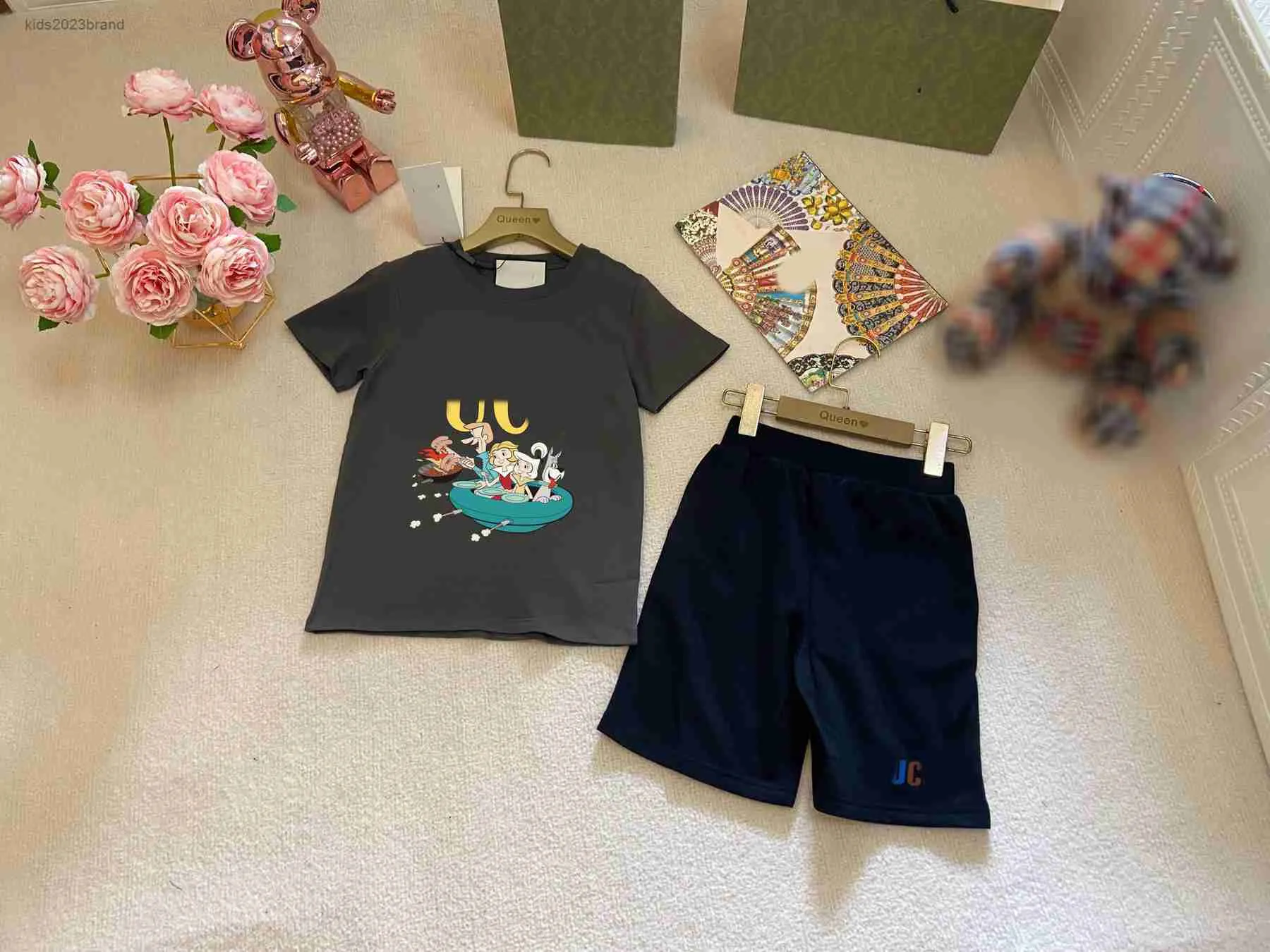 Designer Baby Kleidung Kids Kids Summer Anzugsanzug Größe 90-160 cm 2pcs Cartoon bedrucktes T-Shirt und farbenfrohe Logo gedruckte Shorts Juli 100