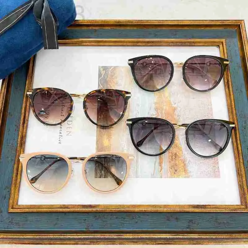 Solglasögon designer ny stilplatta solglasögon för kvinnor, nettröd, modegata foton, hästspänne 1015, UV -skydd OSR0