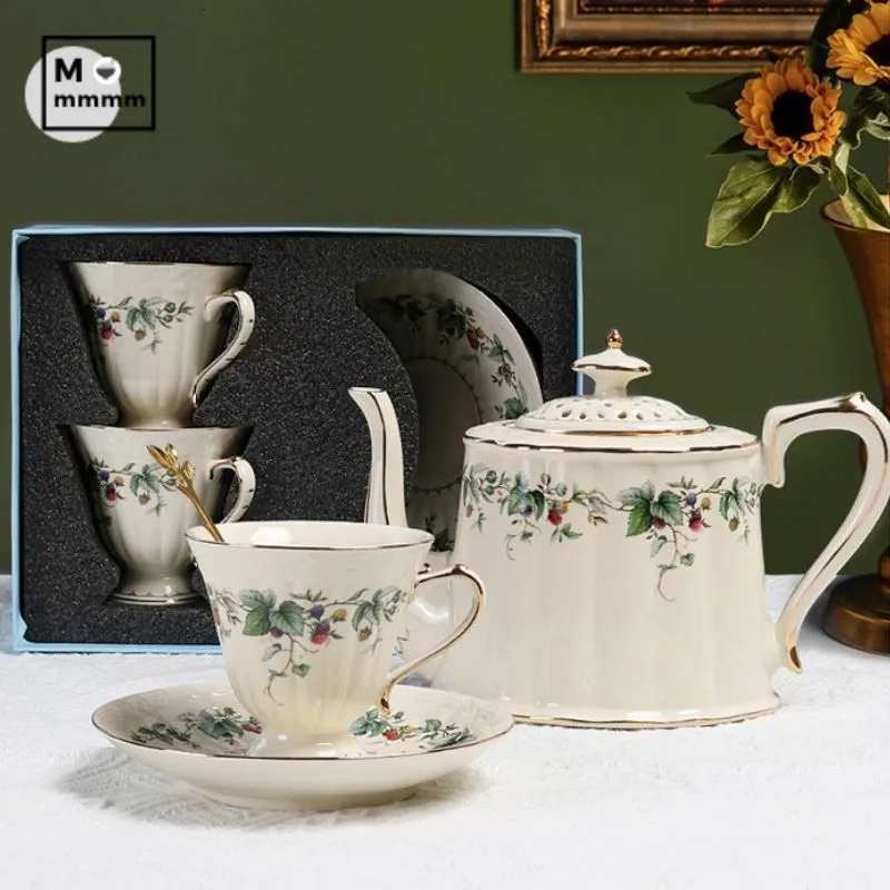 Muggar Europe Tea Cup and Saucers Sätt keramiskt muggkaffe med dessertplatta sked Strawberry Teapot Espresso Cups Drinkware 230815