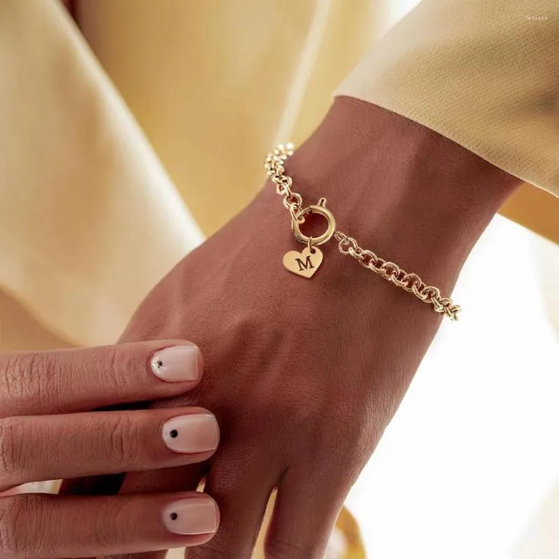 Länk armband mode 26 initiala bokstav armband kvinnor guld färg rostfritt stål kedja för smyckespresent