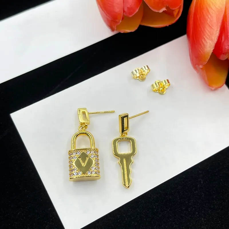 Kvinnor 18k Guldpläterade örhängen med diamant personlig låsnyckeluppsättning rostfritt stålörhängen lyxiga festsmycken med presentförpackning