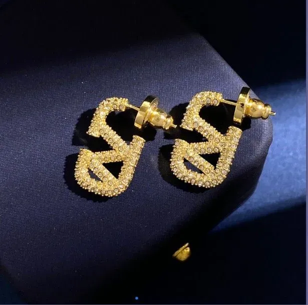 Europe America Stud Fashion New Style Servings Designer Women Stud Stud Luxury Gold Double V Letter Jewelry Classic