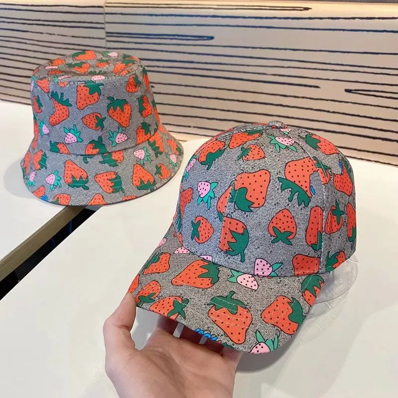 Designer Bucket Hat Mens and Womens Bucket Hat Fashion Classic Style Strawberry Print Design Sunshade Social Gesching Presents to Give Applica
