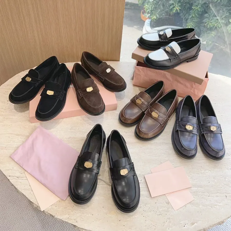 Moda düz somunlar düz ayakkabılar üzerinde kayar kadın elbise ayakkabıları lüks tasarımcı loafers gerçek deri düz topuk iş sosyal siyah beyaz kahverengi somunlar boyut 35-40