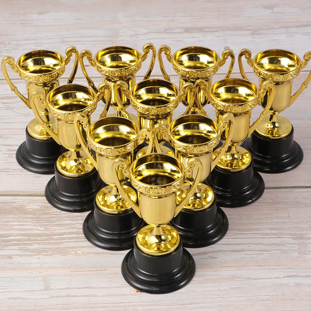 Oggetti decorativi Figurine trofei trofei per bambini mini premio premio premi in plastica oro di calcio per ricompensa e party small Halloween World Golden Model 230815