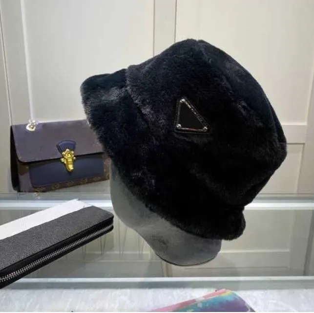 Designer Fisherman Hat Men's and Women's Warm Beanie Cap Fall/Winter P Letter Basin Hat Classic Metal Invertered Triangle Logo Lamb Wool Hat
