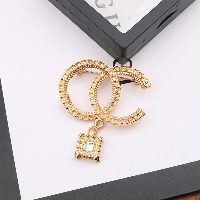 Designer brosch varumärke brev broscher 18k guld pläterad diamant pärlbrosch stift kvinnor bröllop fest lyx smycken tillbehör