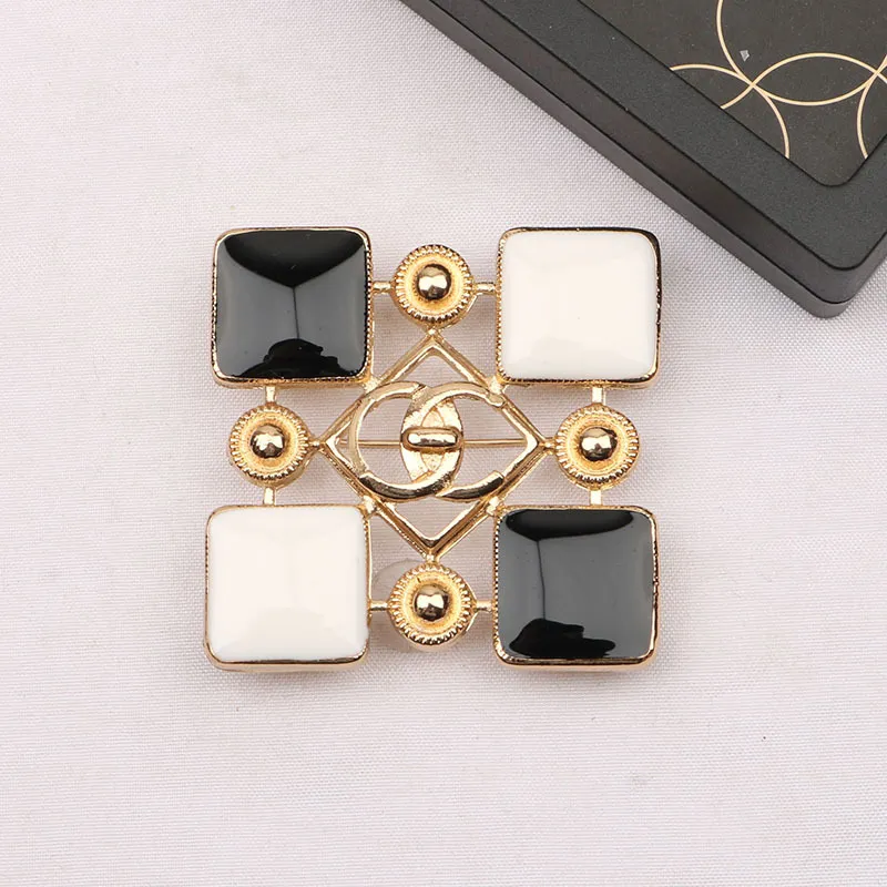 Broche de marque de concepteur de luxe Brooches Crystal Rimestone Jewelry Femme Sweater Brooch Pearl Pin de mariage ACCESSOIRES DE CADE