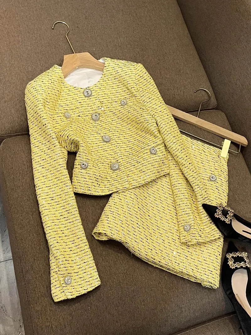 2023 Осень Желтый Двух Кусок наборы платья с длинной рукавом круглая шея твидовая однорастого пальто квадратный камизол Коллект юбки Комплект.