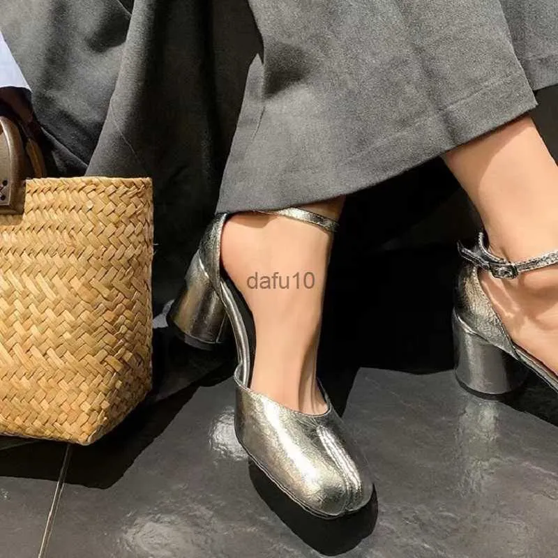 Kledingschoenen 2023 NIEUW Design Dames Hoge hakpompen Elegant Patent Leather Split Horse Toe Lady Shoes Tabi Vrouwelijke mocassins Footwear C148 HKD230817