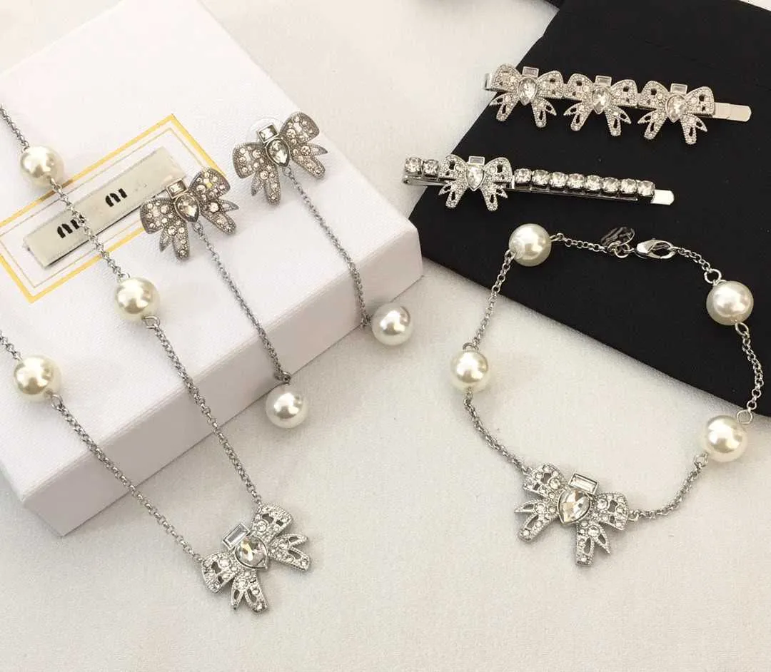 Brand Designer Miimiu Fashion Hairpin Nouvelle imitation Crystal Bow Full Diamond Sweet Temperment Advanced Sense One Character Clit Light Luxury Accessoires Bijoux