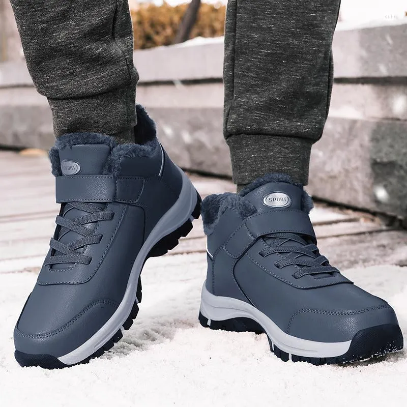Work boots with clearance ventilation
