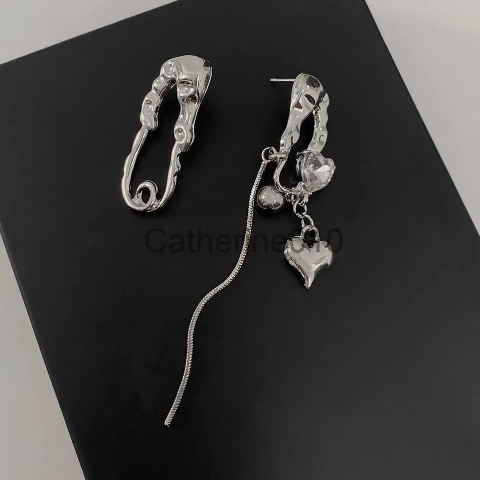 Charme 2023 Nouvelles boucles d'oreilles Épingles de femmes irrégulières Femelle avec zircone Love Boucles d'oreilles cent métal Asymétrique Bijoux de bijoux J230817