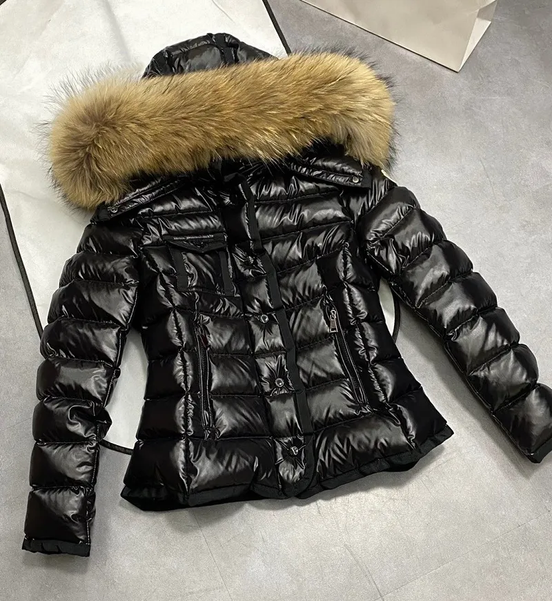 Designer femmes vers le bas Parkas mi-longueur badge brodé avec chapeau col de fourrure épaissi pour la chaleur et Slim Fit Puffer veste hiver