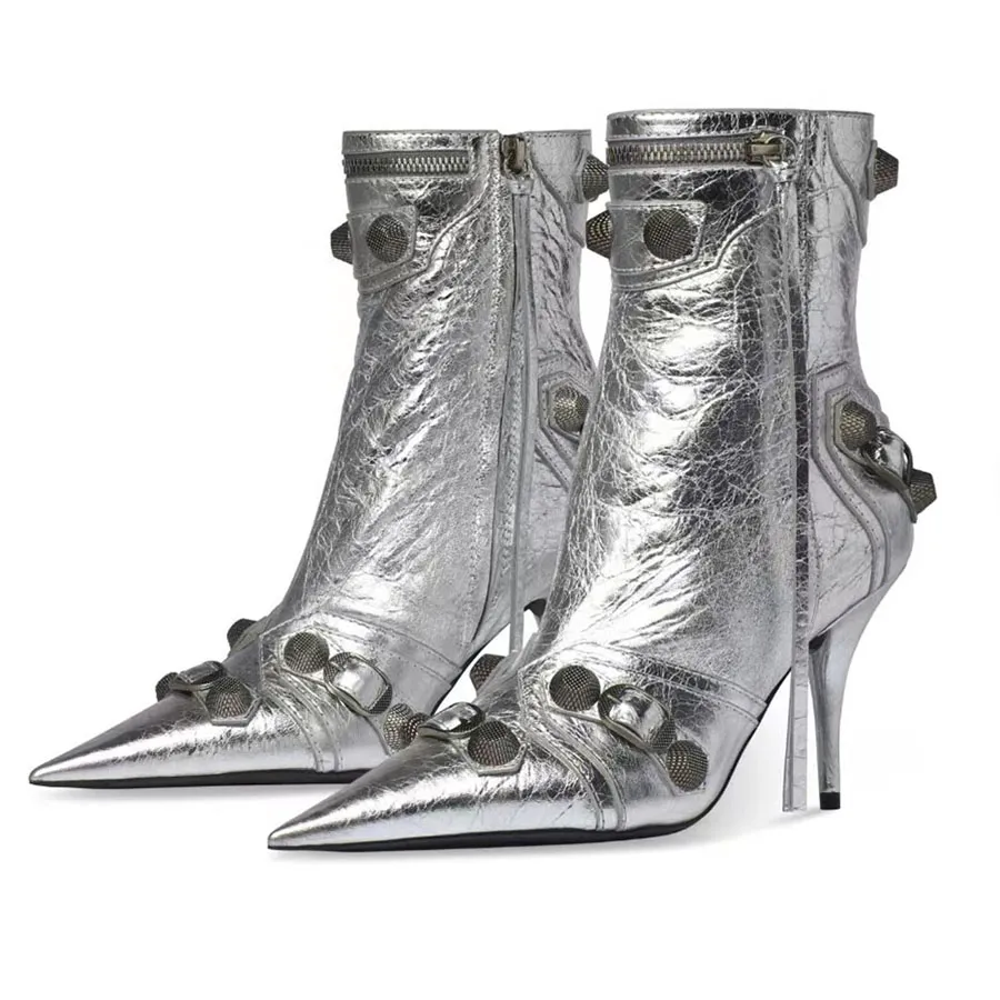 Cagole 90mm bootie metalliserade silver kvinnor spik metall bälte spänne dekoration pekade tår mode stövlar äkta läder motorcykel stövlar designer zip ankel stövlar