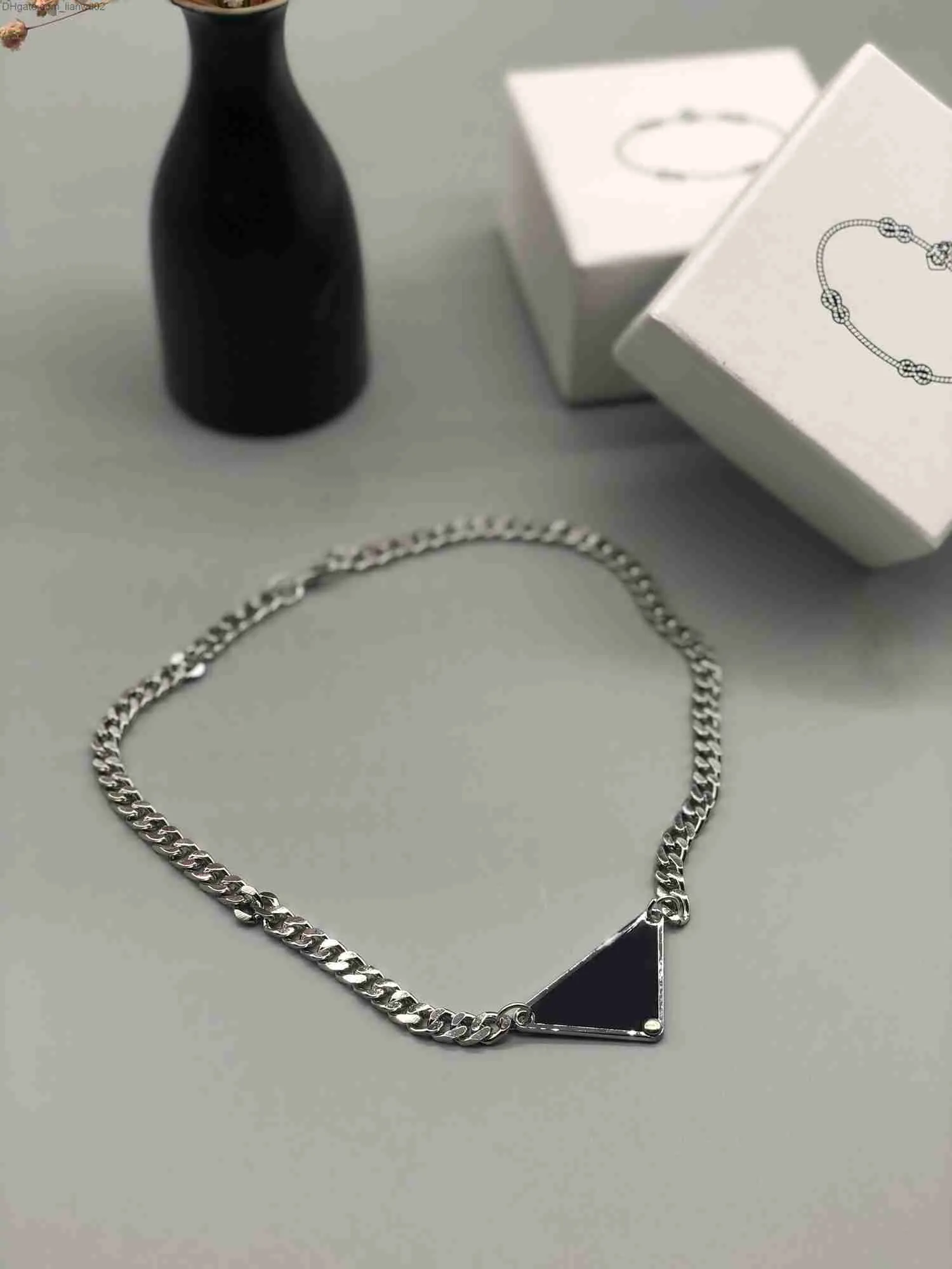 Pendentif Colliers 2023 luxes Vente Pendentif Colliers Mode pour Homme Femme 48cm Triangle inversé designers marque Bijoux hommes femmes avec boîte Z230819